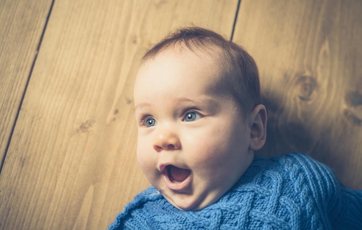 lachendes Baby auf dem Boden